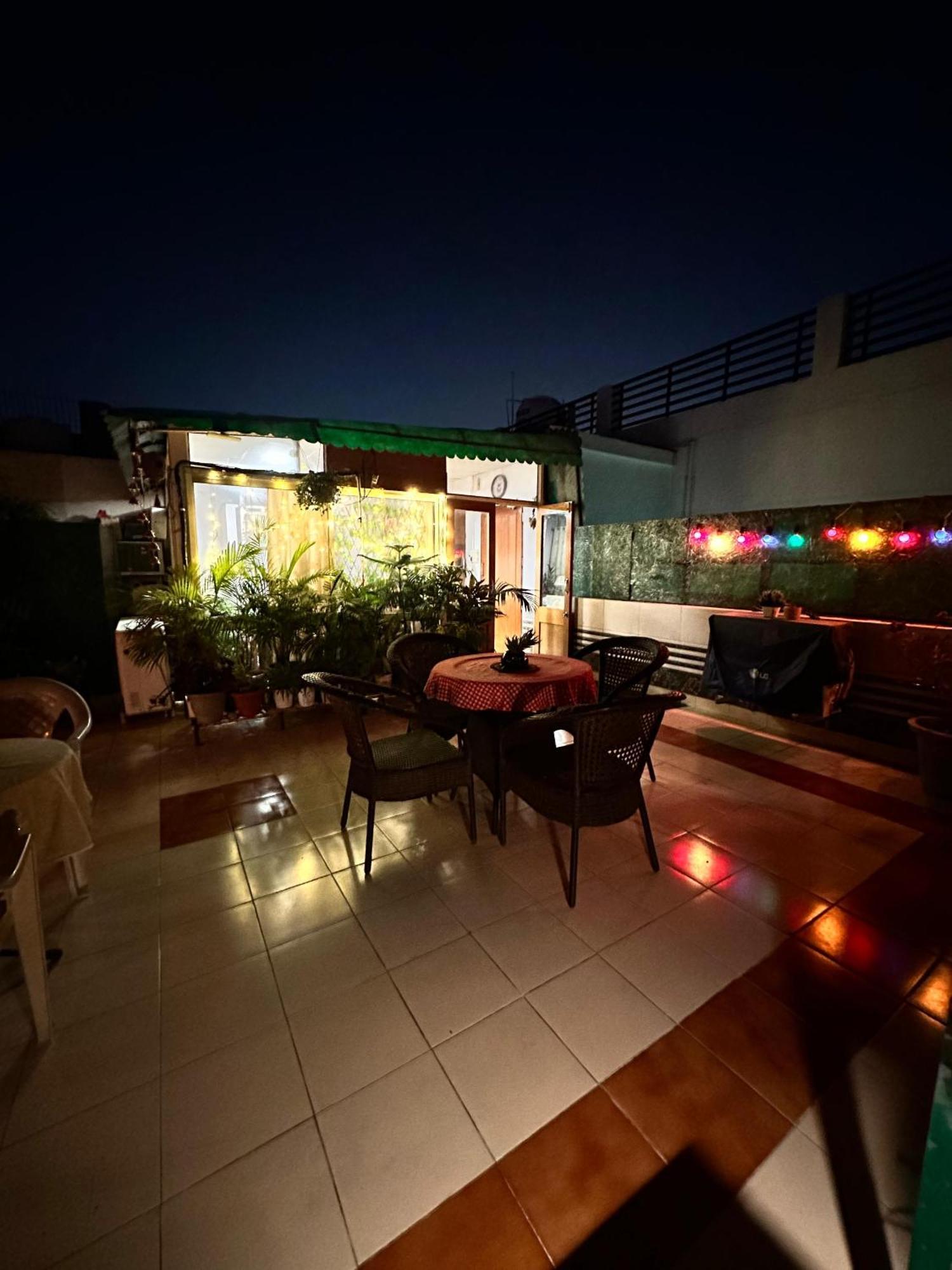 Breezy Rooftop Retreat Apartment *