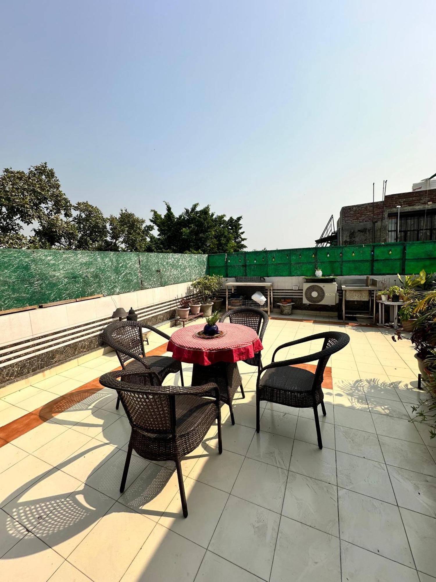Breezy Rooftop Retreat Apartment *