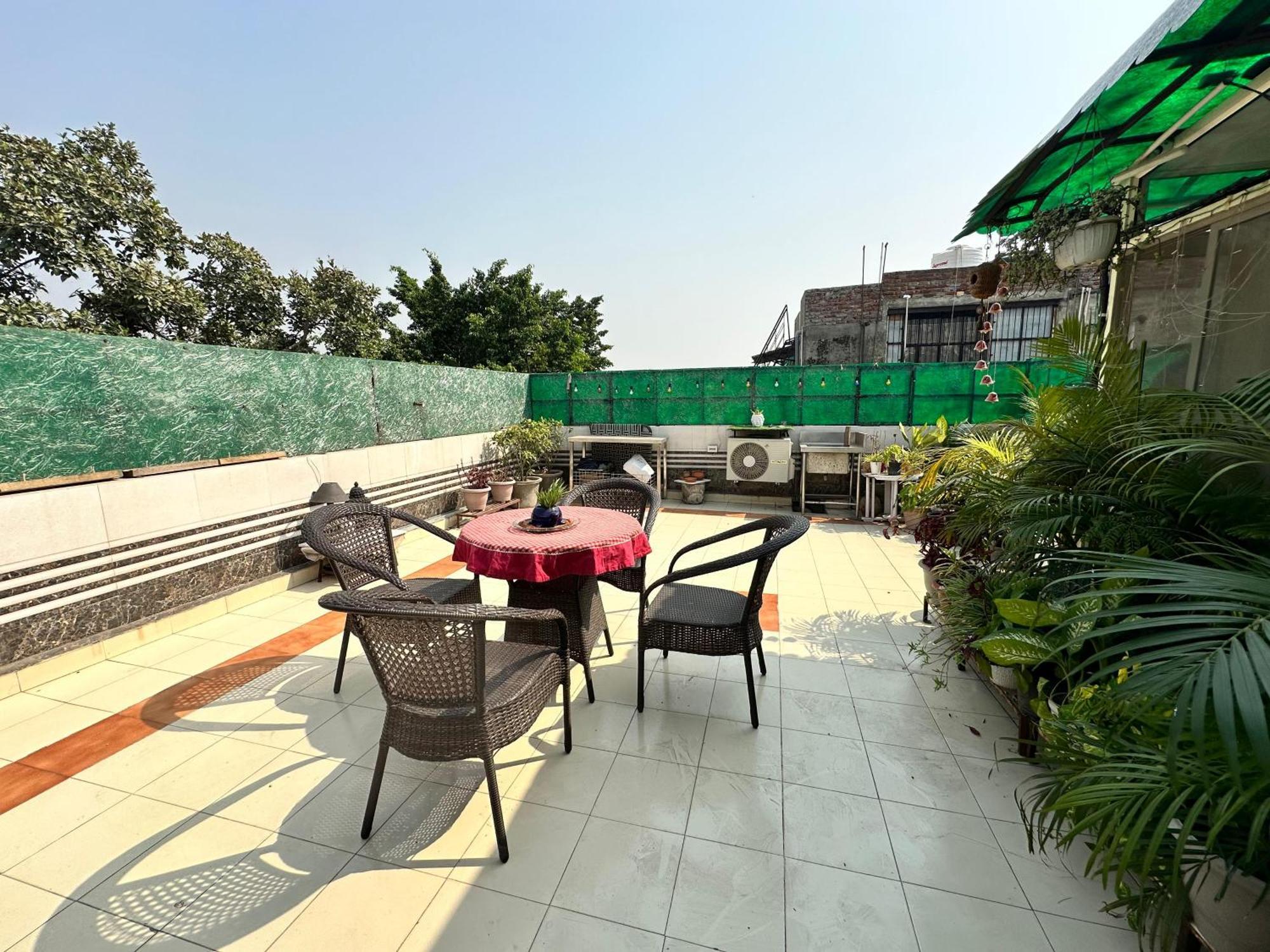 Apartment Breezy Rooftop Retreat