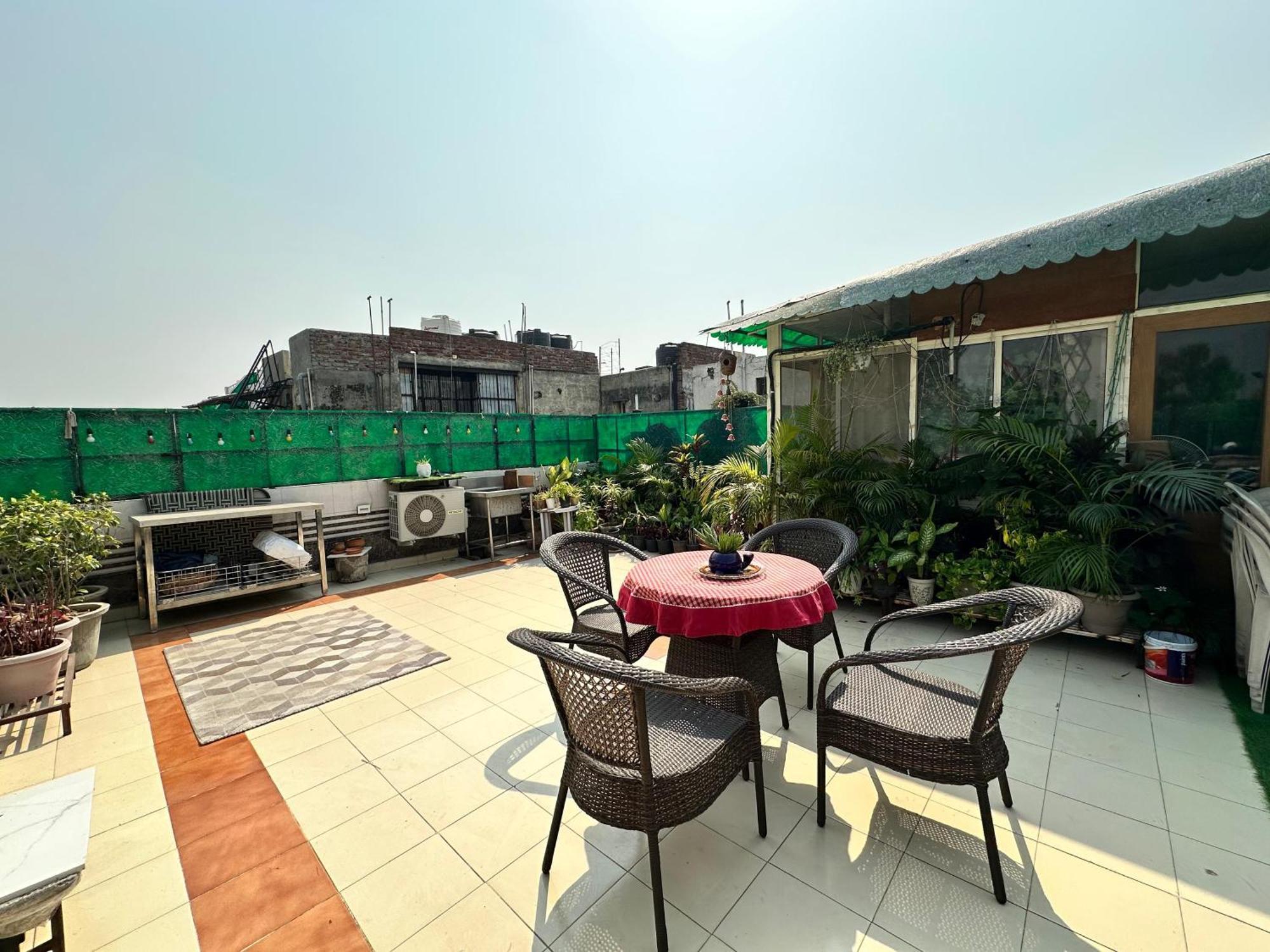 Apartment Breezy Rooftop Retreat *